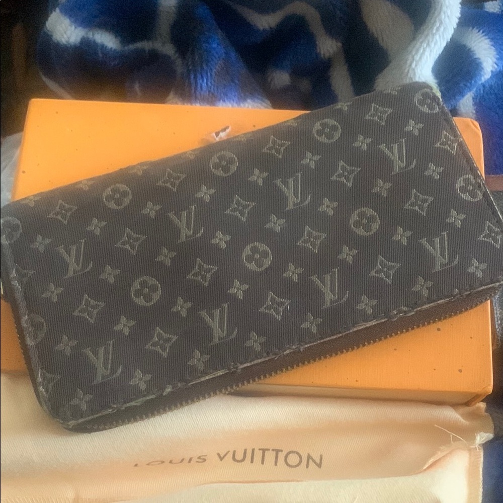 Authentic Louis Vuitton Mini Lin Monogram Zippy Wallet!FIRM!!!
